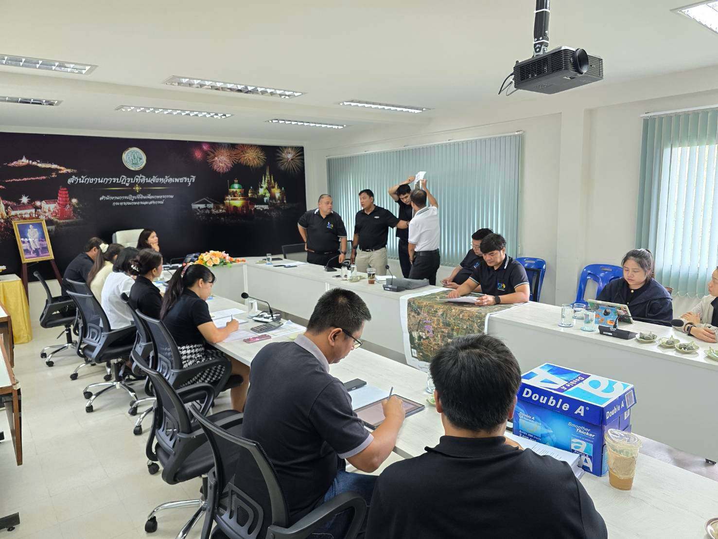 title - ปฏิรูปที่ดินจังหวัดเพชรบุรี พร้อมด้วย เจ้าหน้าที่ ส.ป.ก.เพชรบุรี ประชุมสรุปผลการติดตามแนวทางการแก้ไขปัญหาโครงการแก้ไขปัญหาที่ดินทำกินของเกษตรกรสภาประชาชน 4 ภาค ร่วมกับเจ้าหน้าที่ 3 สำนักของสำนักงานการปฏิรูปที่ดินเพื่ือเกษตรกรรม ได้แก่ สำนักกฎหมาย สำนักจัดการปฏิรูปที่ดิน และสำนักจัดการแผนที่และสารบบที่ดิน